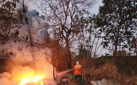 Bombeiros combatem incêndio em área de vegetação em loteamento