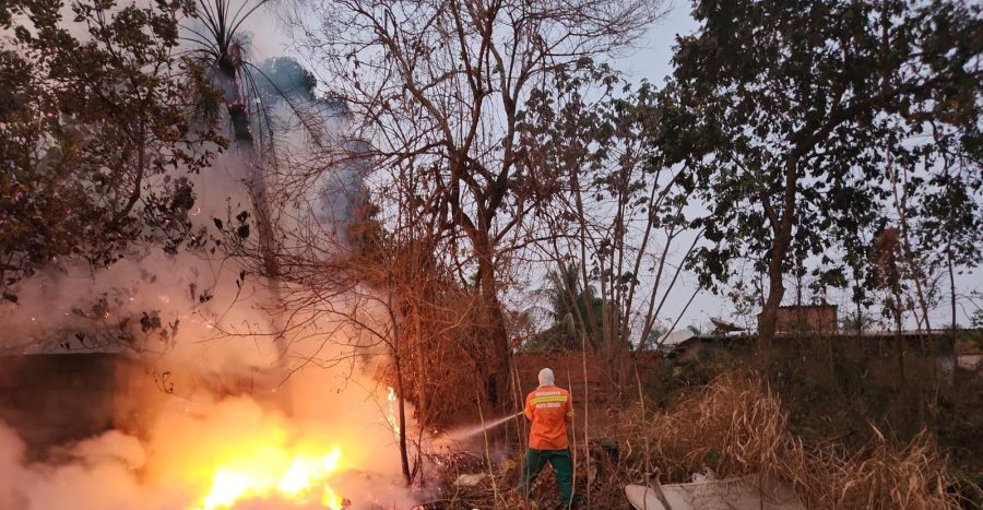 Bombeiros combatem incêndio em área de vegetação em loteamento