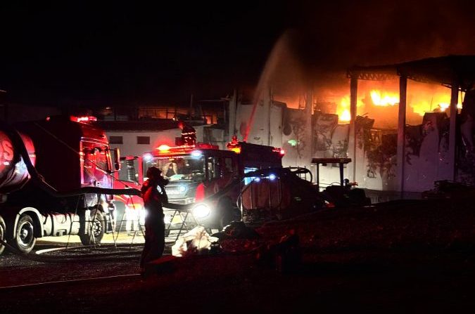 Corpo de Bombeiros combate incêndio em frigorífico em Várzea Grande