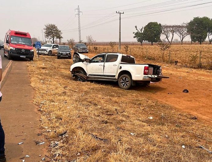 Bombeiros socorrem vítimas de colisão entre carro e carreta na BR-364; duas vão a óbito