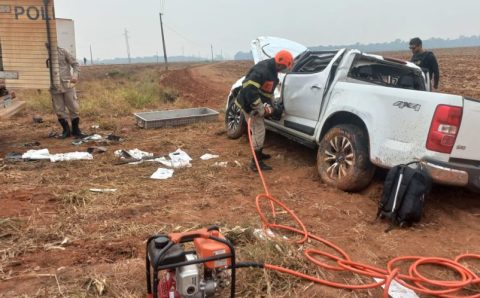 Corpo de Bombeiros resgata vítimas após veículo capotar na MT-170