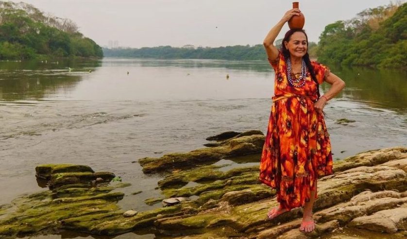 Espetáculo Bença Vó apresenta trajetória de Dona Domingas, fundadora do Flor Ribeirinha