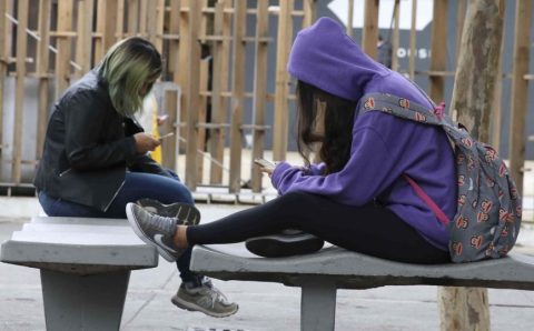 Educadores apoiam possível restrição ao uso de celulares nas escolas