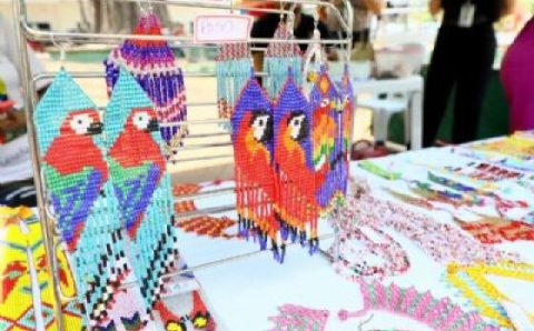 MT:  FEIRA DE ARTESANATO:   Mulheres indígenas exibem peças únicas em praça de Cuiabá