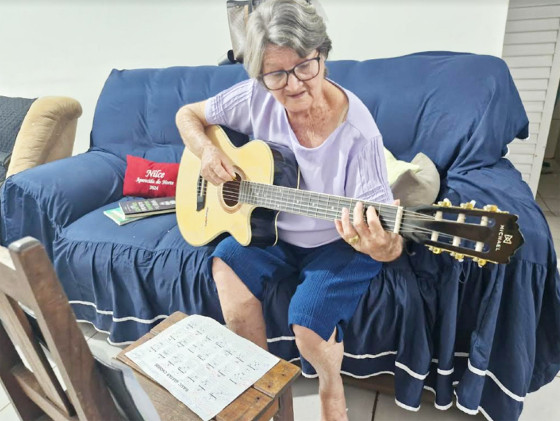 MT:   MÊS DO IDOSO – 1:    Aos 83 anos, servidora aposentada aprende a tocar violão