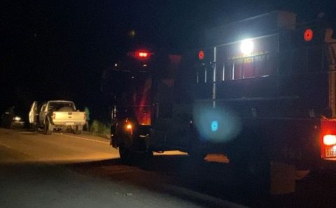 Bombeiros militares fazem rescaldo em caminhonete que pegou fogo