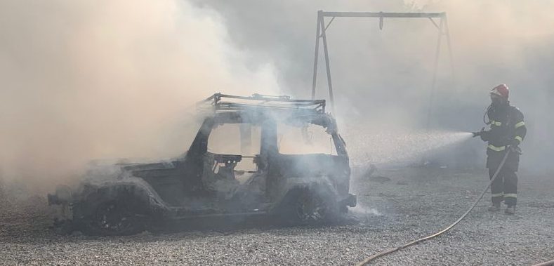 Bombeiros combatem incêndio em barracão em Várzea Grande