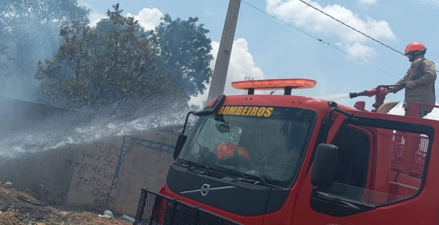 Bombeiros combatem incêndio em terreno baldio em Primavera do Leste