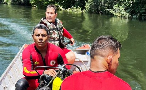 Corpo de Bombeiros socorre criança e localiza corpos de jovens vítimas de afogamento