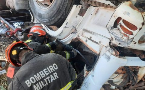 Bombeiros retiram corpos de vítimas que ficaram presas às ferragens em acidente na BR-158