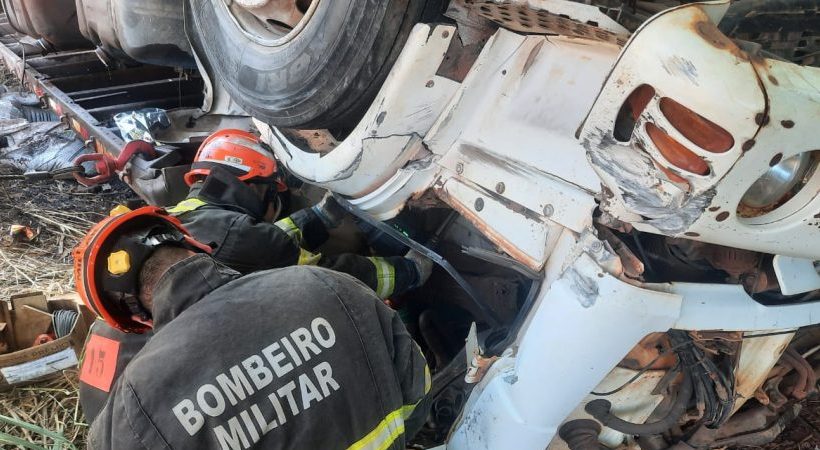 Bombeiros retiram corpos de vítimas que ficaram presas às ferragens em acidente na BR-158