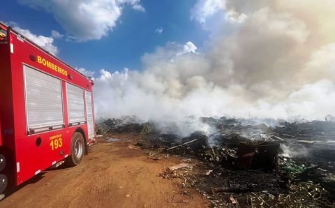 Corpo de Bombeiros combate incêndio de grandes proporções em aterro sanitário