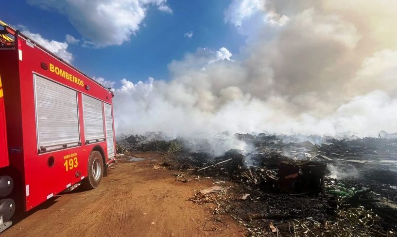 Corpo de Bombeiros combate incêndio de grandes proporções em aterro sanitário