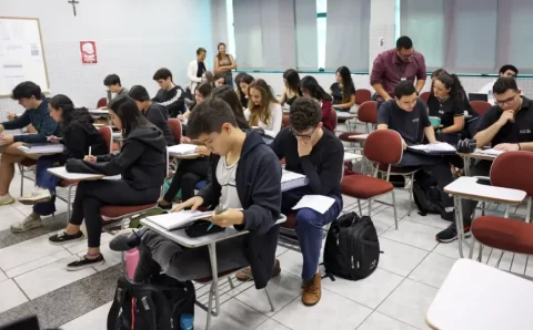 283 mil estudantes fazem o Enade neste domingo (24)