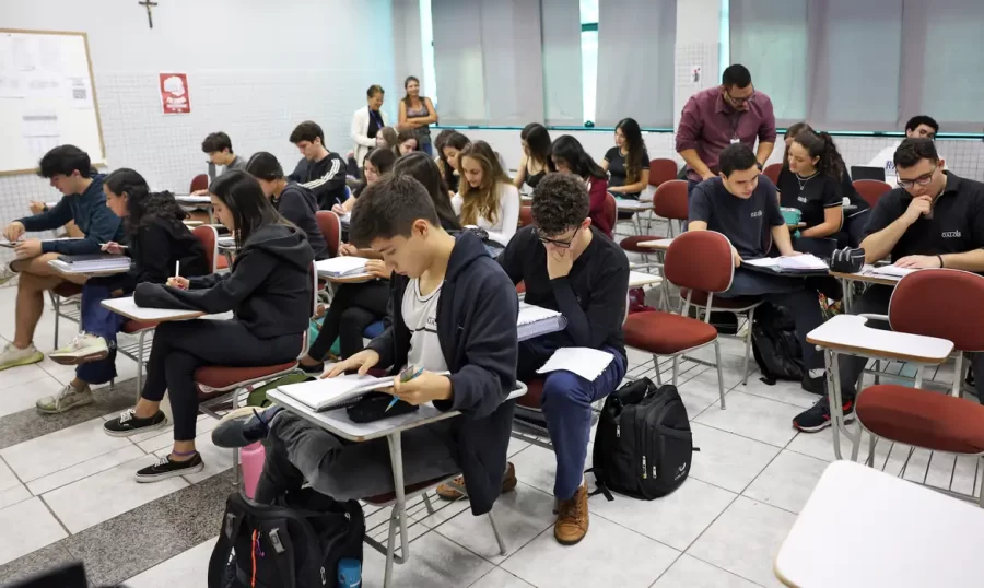 283 mil estudantes fazem o Enade neste domingo (24)