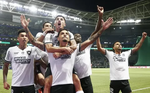 Palmeiras perde do Botafogo, deixa liderança e vê rival abrir vantagem na ponta do Brasileirão