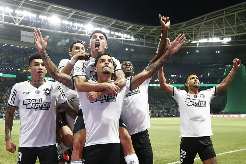 Palmeiras perde do Botafogo, deixa liderança e vê rival abrir vantagem na ponta do Brasileirão