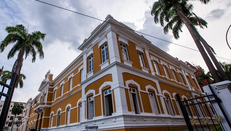 Biblioteca Estadual Estevão de Mendonça está fechada ao público para restauração do Palácio da Instrução