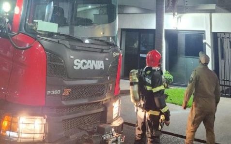 Bombeiros militares realizam verificação de segurança em edifício residencial após princípio de incêndio em ar-condicionado