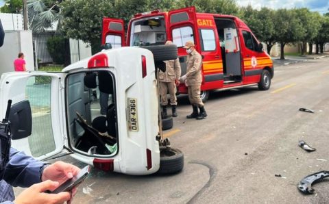 Corpo de Bombeiros socorre vítima de veículo tombado após acidente de trânsito 