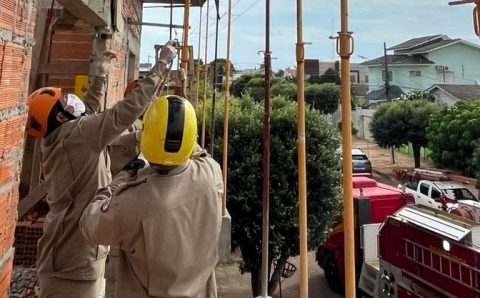 Bombeiros socorrem trabalhador vítima de choque elétrico em construção 