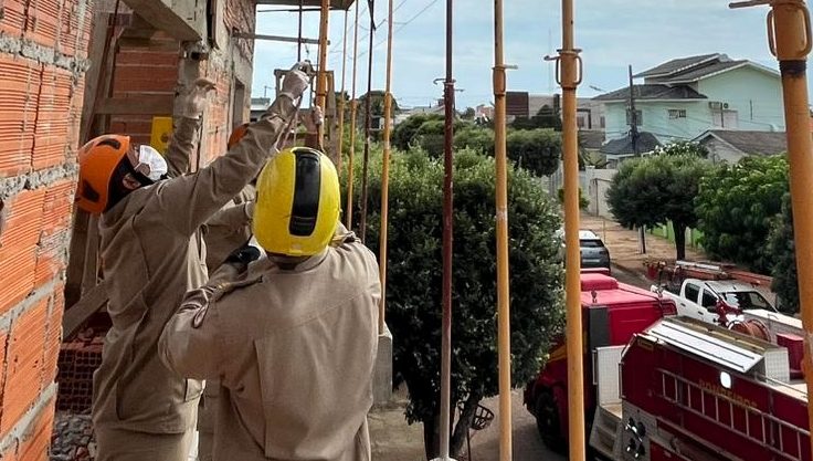 Bombeiros socorrem trabalhador vítima de choque elétrico em construção 