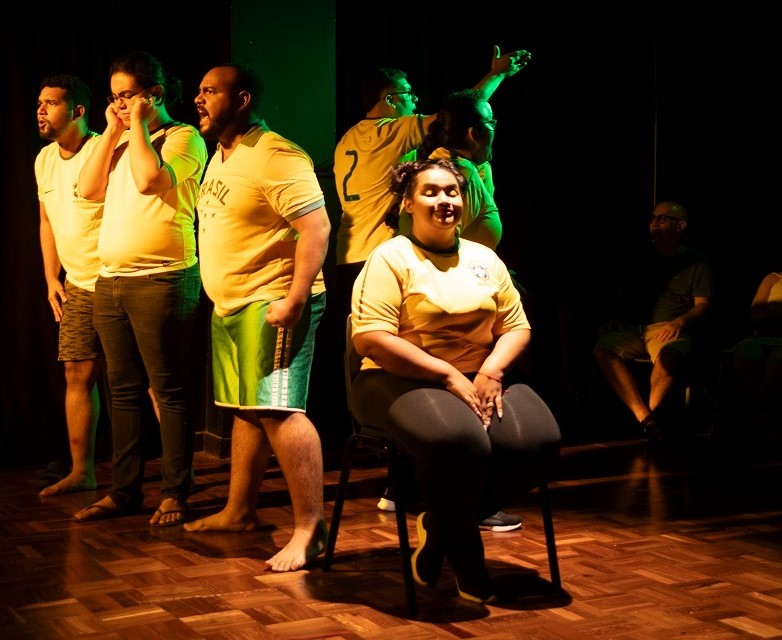 MT:   NESTA SEXTA-FEIRA (06):  Mostra de Cenas da MT Escola de Teatro traz a atmosfera futebolística ao palco do Cine Teatro Cuiabá