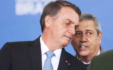 MT:  CERCO SE FECHANDO:    Bolsonaro virou ‘passageiro da agonia’ após prisão de Braga Netto