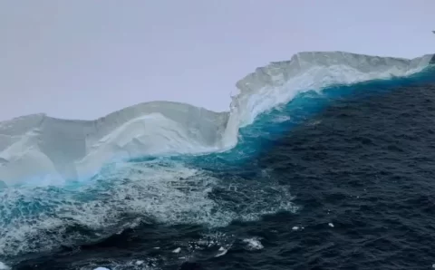 Maior iceberg do mundo se liberta e se move para o norte