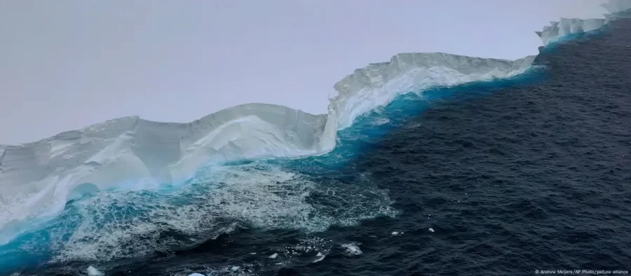 Maior iceberg do mundo se liberta e se move para o norte