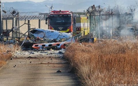 Avião sai da pista e explode em aeroporto na Coreia do Sul