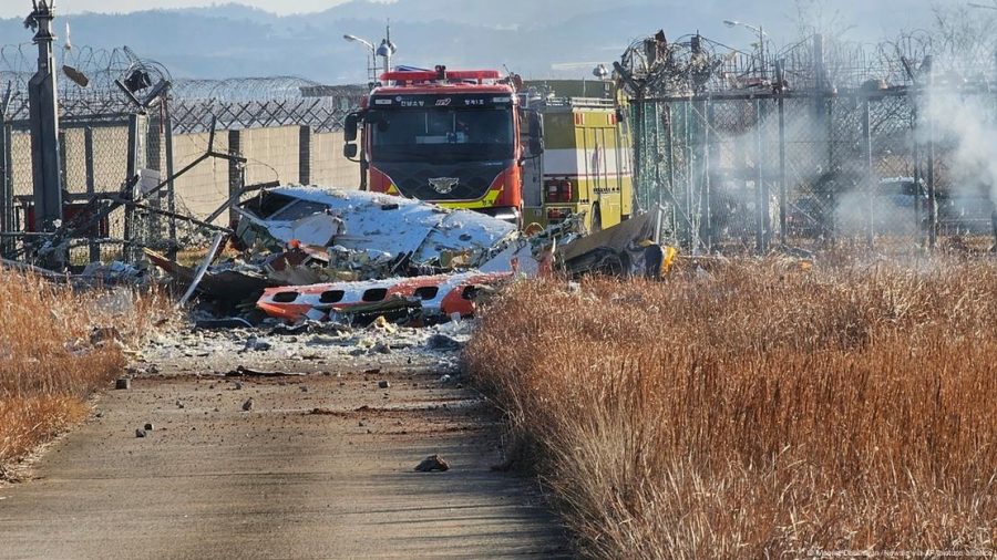 Avião sai da pista e explode em aeroporto na Coreia do Sul