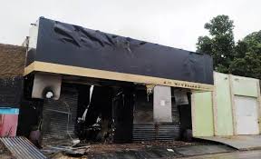 Corpo de Bombeiros combate incêndio em loja de autopeças em Cuiabá