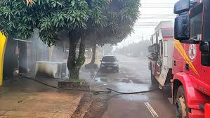 Corpo de Bombeiros combate incêndio em lanchonete em Campo Verde