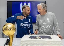 Premiados no Globe Soccer Awards, Neymar e Jorge Jesus são homenageados com bolo pelo Al-Hilal