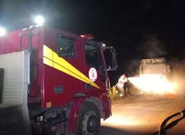 Corpo de Bombeiros combate incêndio em carreta com carregada com farelo de soja na rodovia MT-140