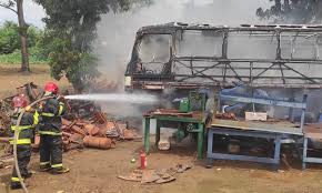 Corpo de Bombeiros extingue incêndio em ônibus em Campo Verde