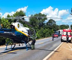 Bombeiros resgatam vítima de capotamento na BR-070