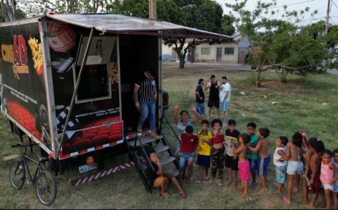 MT:  Projeto leva cinema itinerante a bairros de Várzea Grande durante as férias escolares