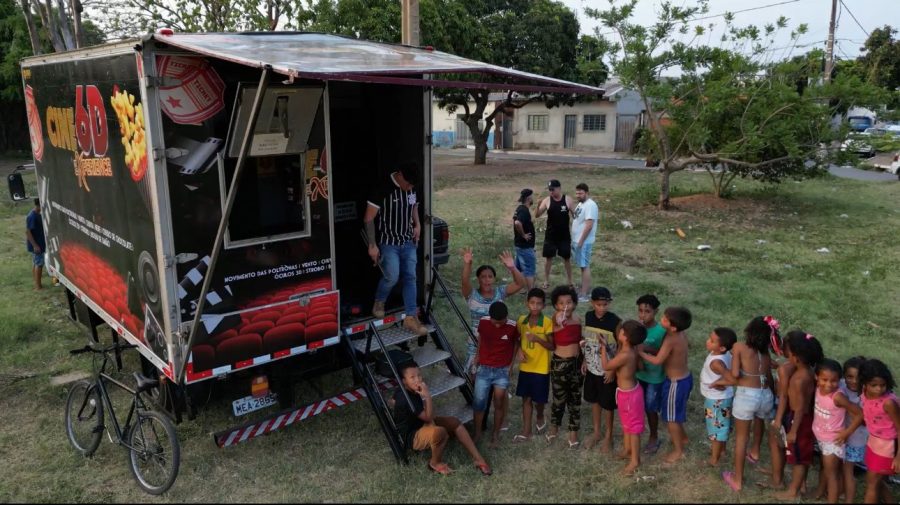 MT:  Projeto leva cinema itinerante a bairros de Várzea Grande durante as férias escolares