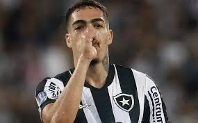 Vitória avança para contratar lateral esquerdo Hugo, do Botafogo