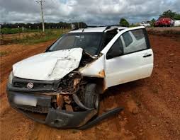 Corpo de Bombeiros socorre três vítimas após acidente de carro