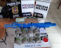 Polícia Militar prende sete membros de facção criminosa e apreende porções de drogas