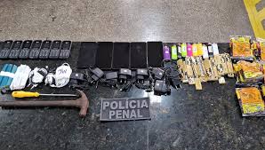 Policiais penais localizam pacote com 12 celulares e carregadores arremessado para dentro de penitenciária